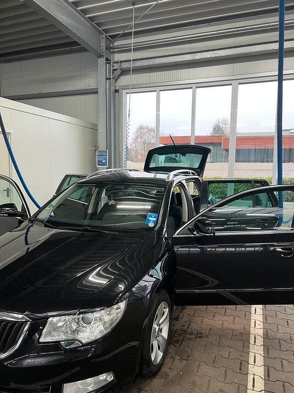 Schwarz Gebraucht 2011 Skoda Superb Kombi | 6.100 € (Guter Preis) - Bild 1/4