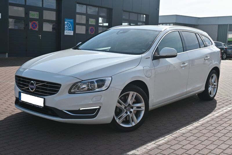 Weiß Gebraucht 2016 Volvo V60 Kombi | 31.900 € - Bild 1/4