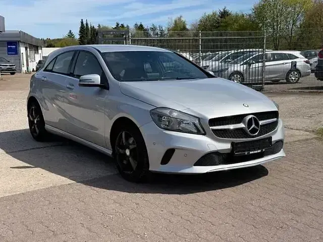 Gebraucht Mercedes A180 Style 122 PS (89 kW) 2016 Silber Limousine