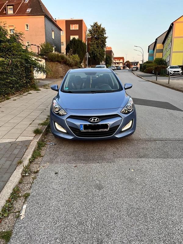 Blau Gebraucht 2012 Hyundai i30 Limousine | 6.500 € (Fairer Preis) - Bild 1/4