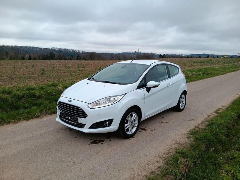 Weiß Gebraucht 2015 Ford Fiesta Titanium Kleinwagen | 6.390 € (Fairer Preis) - Bild 1/4