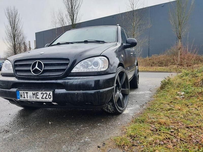 Schwarz Gebraucht 1999 Mercedes ML320 SUV | 2.200 € (Fairer Preis) - Bild 1/4