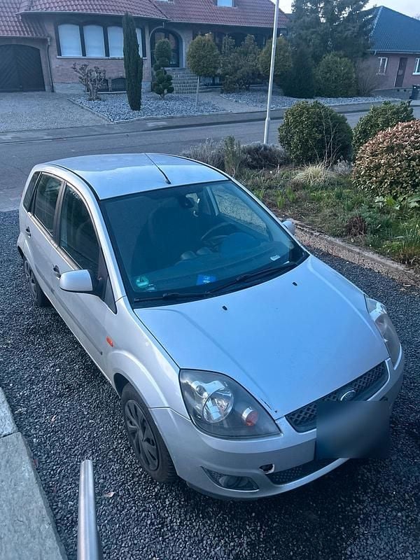 Gebraucht Ford Fiesta 69 PS (50 kW) 2007 Weiß Kleinwagen