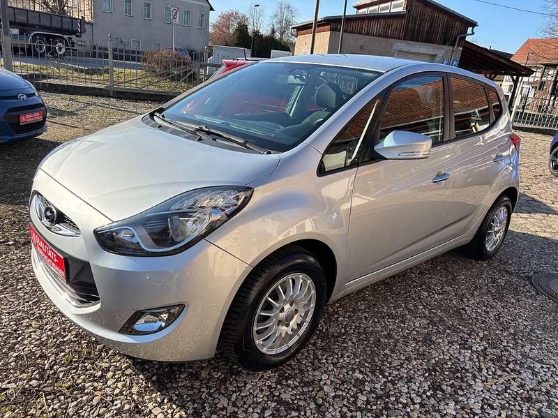 Gebraucht Hyundai ix20 Edition 90 PS (66 kW) 2012 Sleek silver Kleinwagen