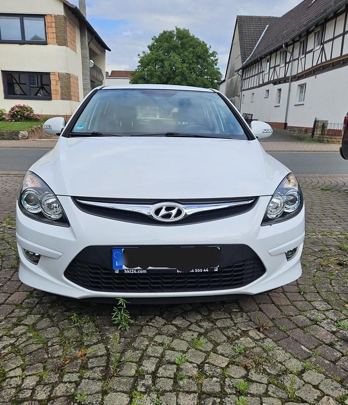 Weiß Gebraucht 2010 Hyundai i30 Kleinwagen | 5.700 € (Fairer Preis) - Bild 1/4