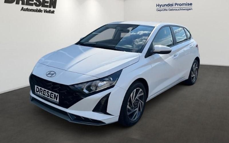 Weiß Gebraucht 2024 Hyundai i20 Trend Limousine | 19.940 € (Fairer Preis) - Bild 1/4