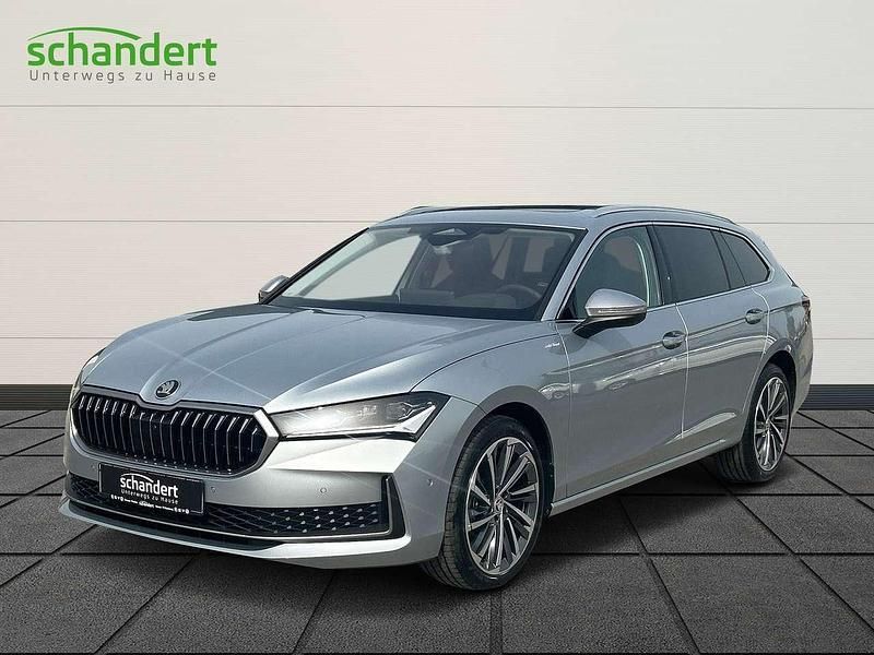 Pebble silber metallic Gebraucht 2024 Skoda Superb LAURIN & KLEMENT Kombi | 43.440 € (Teuer) - Bild 1/4