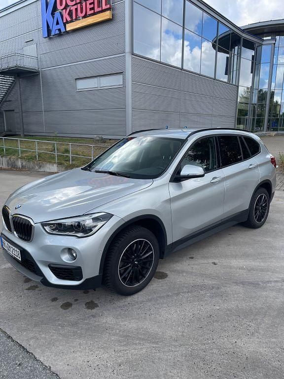 Grau Gebraucht 2018 BMW X1 Advantage SUV | 20.699 € (Guter Preis) - Bild 1/4