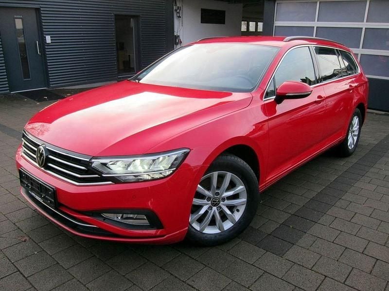 Rot Gebraucht 2023 VW Passat Business Limousine | 21.990 € (Superpreis) - Bild 1/4