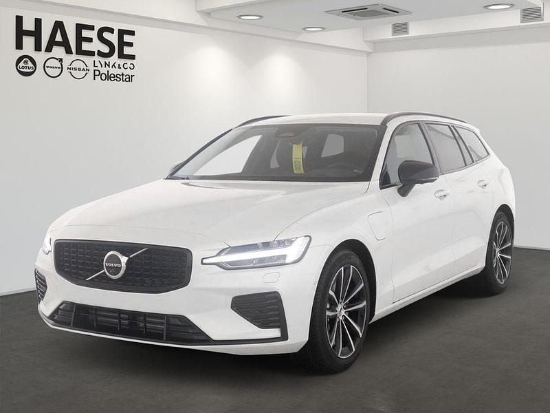 Crystal white pearl / metallic Gebraucht 2025 Volvo V60 Plus Kombi | 39.380 € (Superpreis) - Bild 1/4