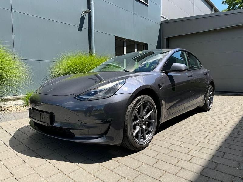 Grau Gebraucht 2023 Tesla Model 3 Long Range RWD Limousine | 33.900 € (Teuer) - Bild 1/4