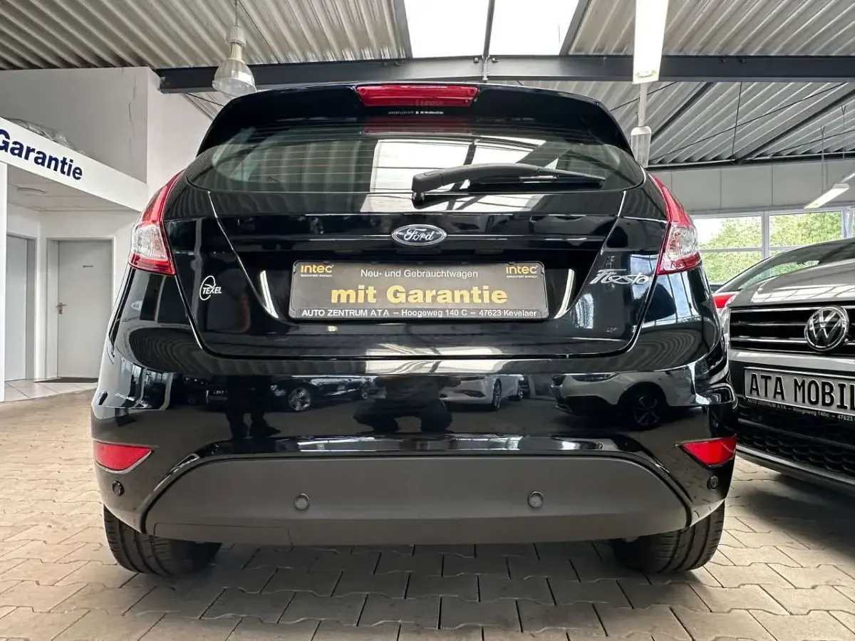Gebraucht Ford Fiesta Celebration 80 PS (58 kW) 2016 Shadow black Kleinwagen