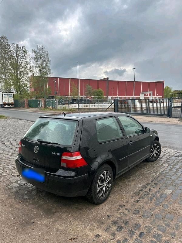 Second-hand VW Golf IV 110 CP (80 kW) 2002 Negru Hatchback