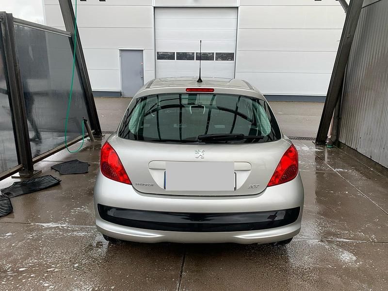 Gebraucht Peugeot 207 90 PS (66 kW) 2008 Silber Kleinwagen