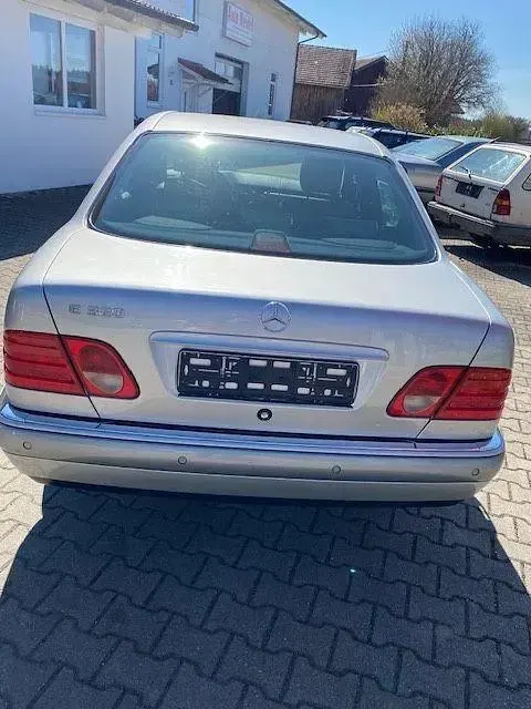 Gebraucht Mercedes E320 Elegance 224 PS (164 kW) 1997 Silber Limousine