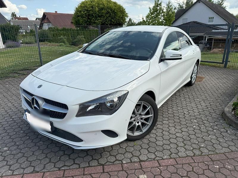 Weiß Gebraucht 2018 Mercedes CLA220 Limousine | 22.950 € (Etwas zu teuer) - Bild 1/4