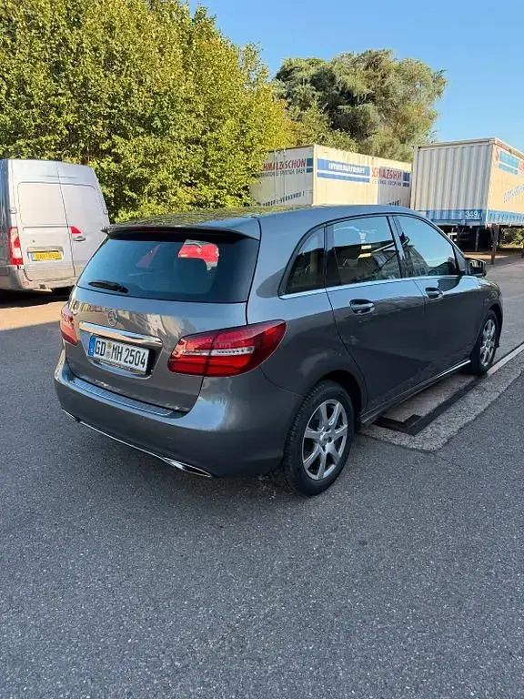 Gebraucht Mercedes B180 122 PS (89 kW) 2018 Grau Kleinwagen