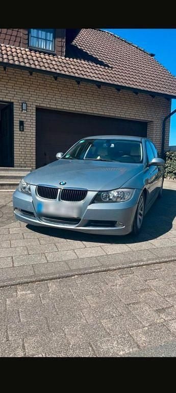 Grau Gebraucht 2006 BMW 318 Limousine | 2.200 € (Superpreis) - Bild 1/4
