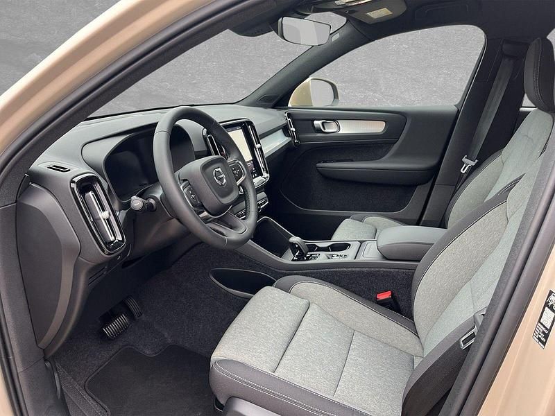 Neu Volvo XC40 Core 163 PS (119 kW) 2025 Sand dune SUV