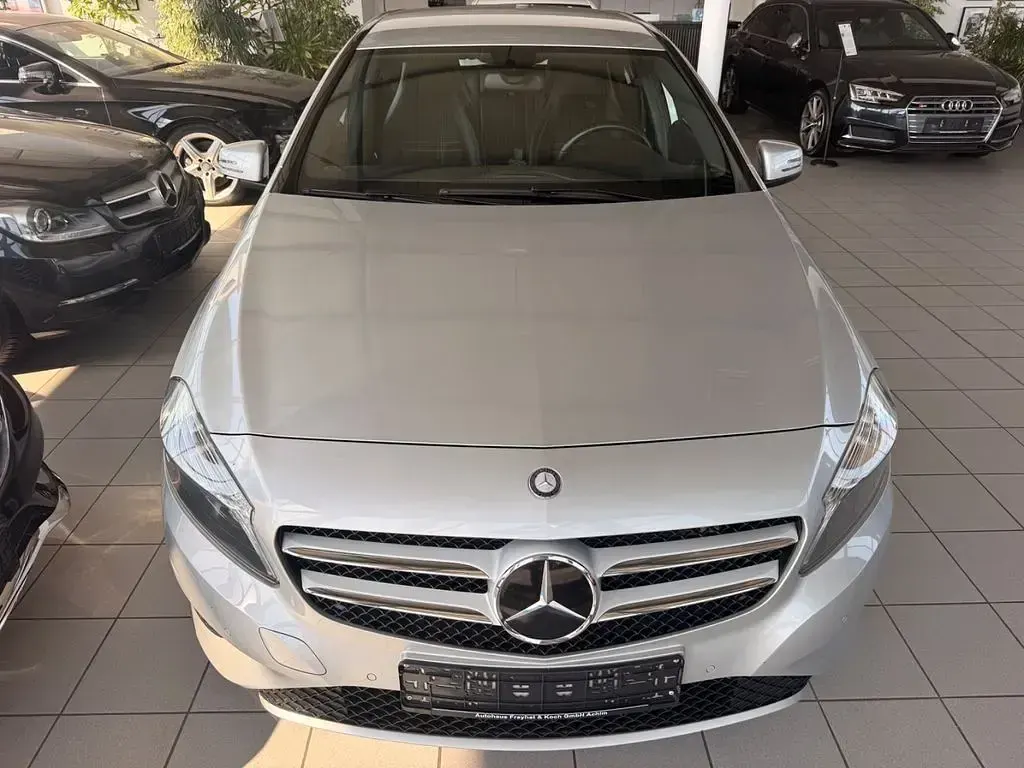 Gebraucht Mercedes A180 122 PS (89 kW) 2012 Silber Kleinwagen