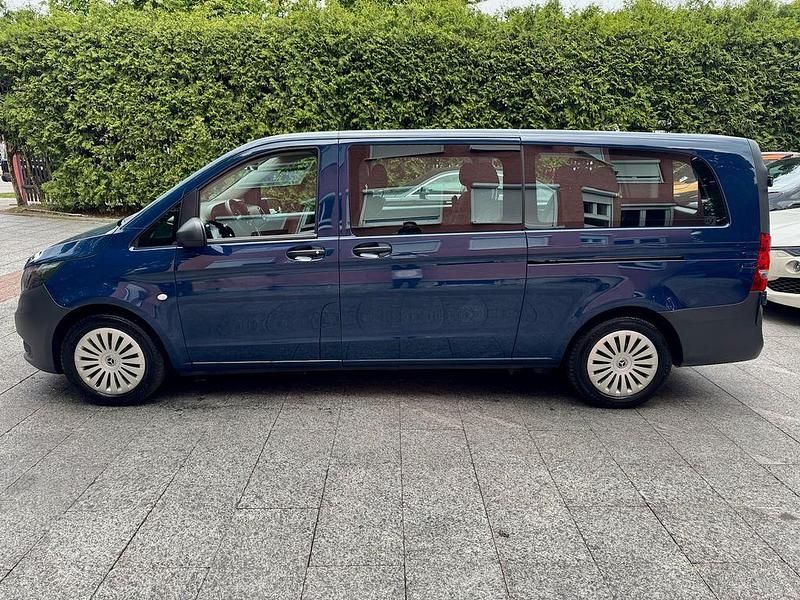 Blau Gebraucht 2022 Mercedes Vito Van / Kleinbus | 23.980 € (Fairer Preis) - Bild 1/4