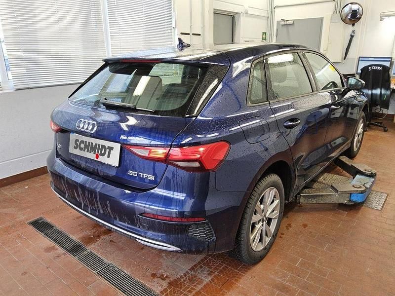 Gebraucht Audi A3 Ambiente 110 PS (80 kW) 2021 Navarrablau metallic Limousine