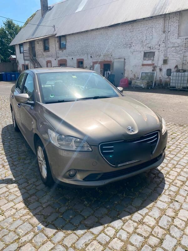 Gold Gebraucht 2012 Peugeot 301 Limousine | 2.000 € - Bild 1/4