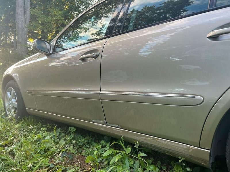 Gelb Gebraucht 2004 Mercedes E200 Limousine | 2.300 € (Superpreis) - Bild 1/4