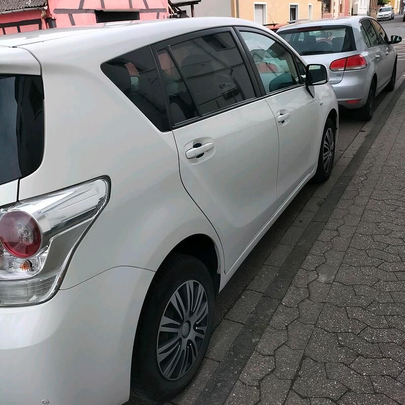 Gebraucht Toyota Verso 126 PS (92 kW) 2012 Weiß Van / Kleinbus