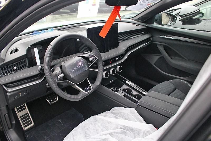 Ebony schwarz Neu 2025 Skoda Superb SportLine Kombi | 49.590 € (Etwas zu teuer) - Bild 1/3
