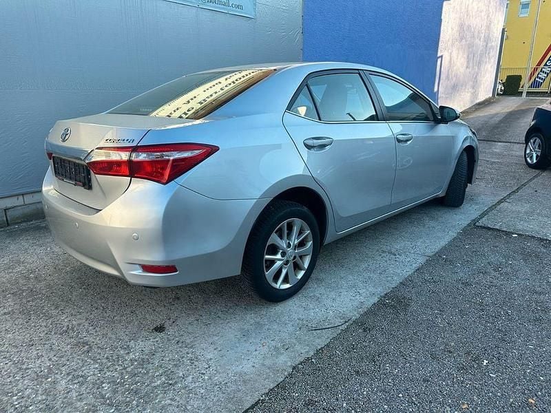 Gebraucht Toyota Corolla Life+ 132 PS (97 kW) 2014 Silber Limousine