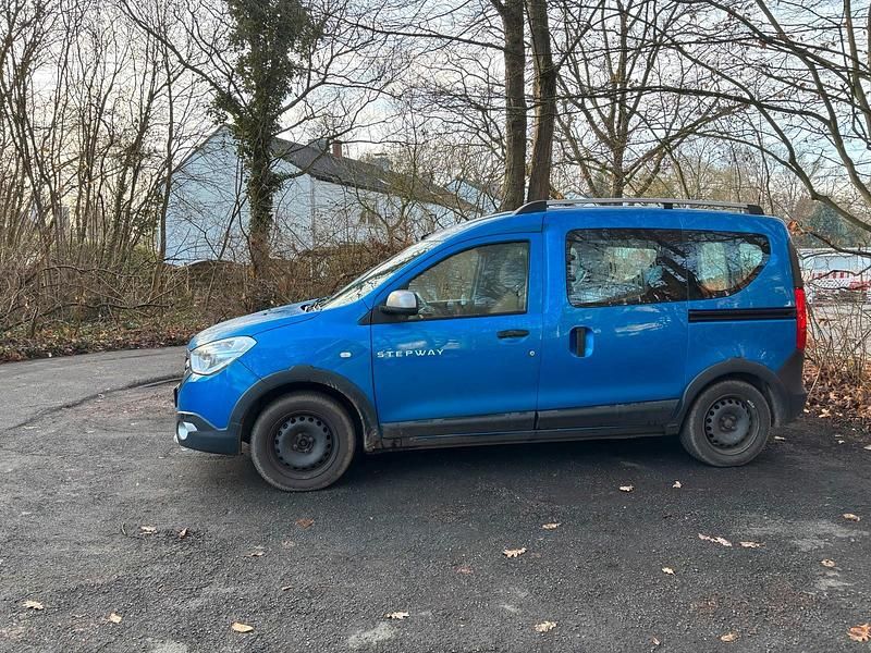 Blau Gebraucht 2016 Dacia Dokker Stepway Van / Kleinbus | 7.500 € (Fairer Preis) - Bild 1/4
