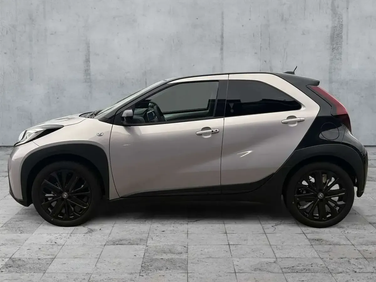 Neu Toyota Aygo X Edition 72 PS (52 kW) 2025 Light purple (9ae)/ black mica SUV