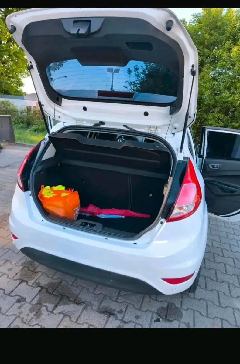 Gebraucht Ford Fiesta 95 PS (69 kW) 2014 Weiß Kleinwagen