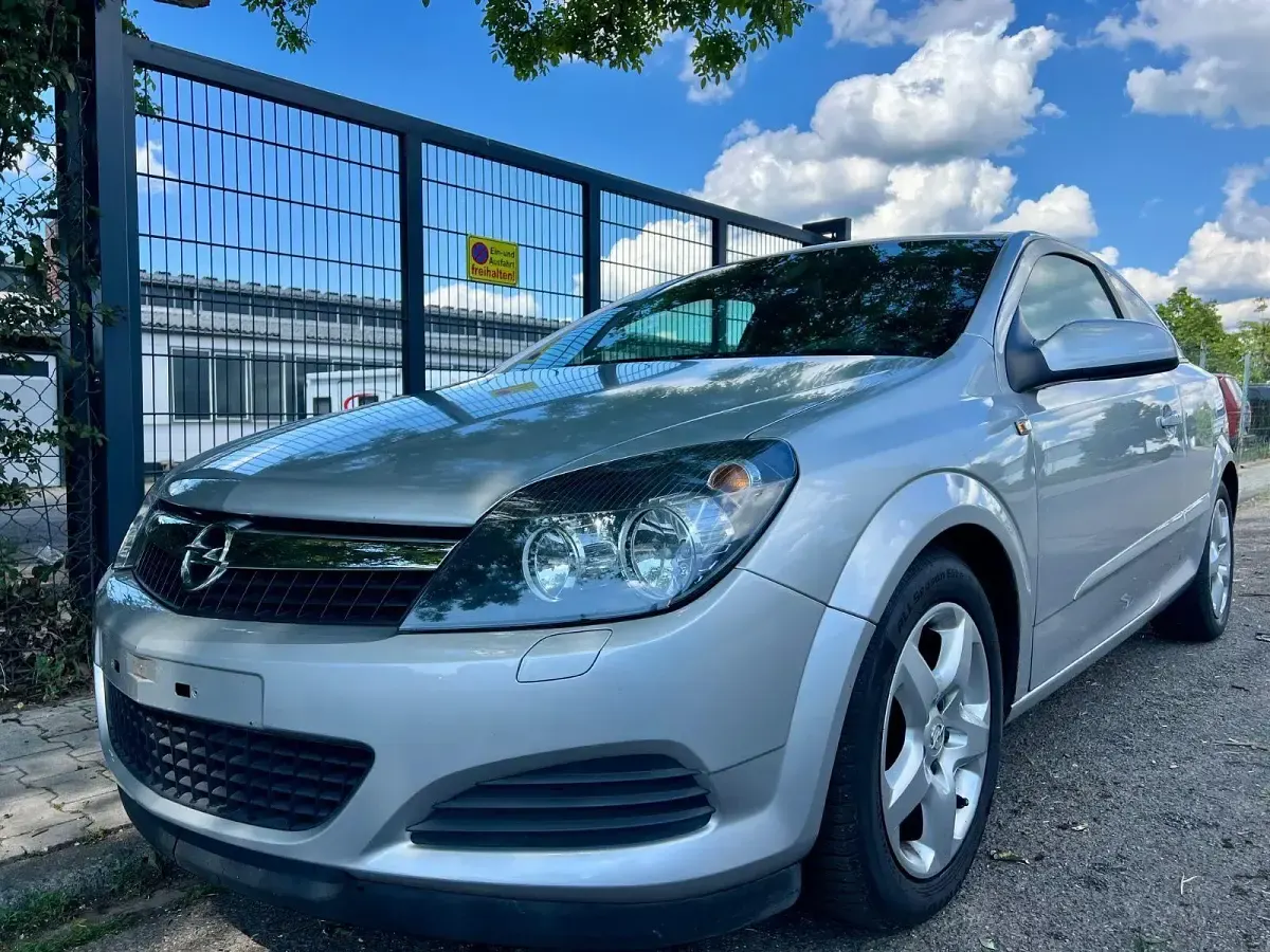 Gebraucht Opel Astra GTC Edition 90 PS (66 kW) 2008 Silber Limousine
