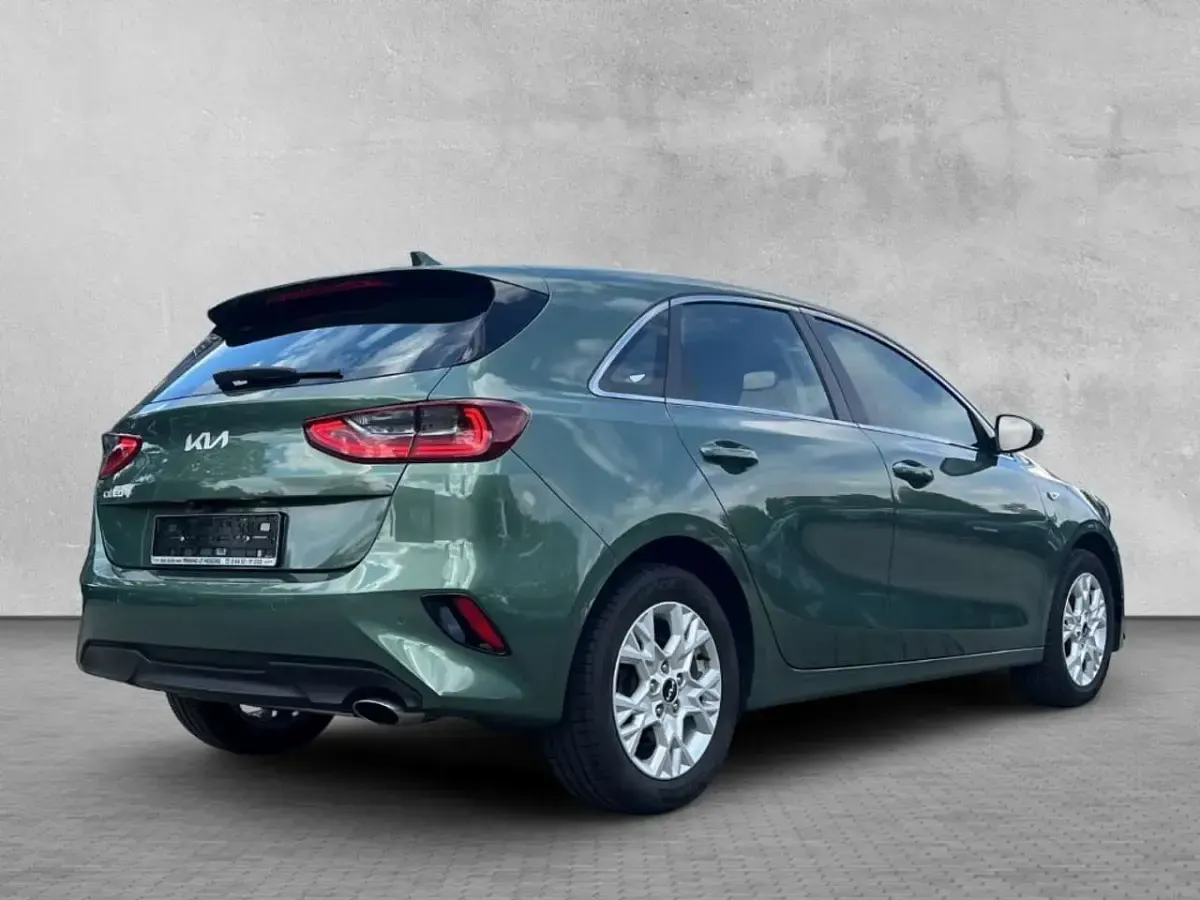 Gebraucht Kia Ceed Comfort 159 PS (116 kW) 2022 Experience green met. Kleinwagen