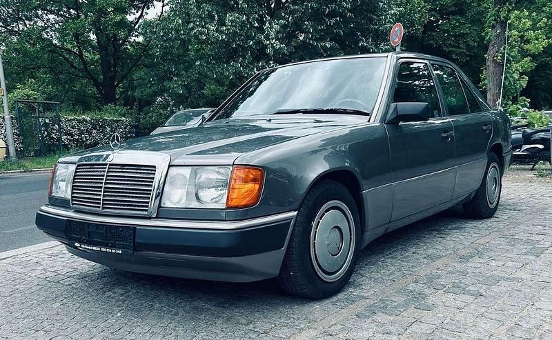Grau Gebraucht 1992 Mercedes E230 Limousine | 3.999 € - Bild 1/4
