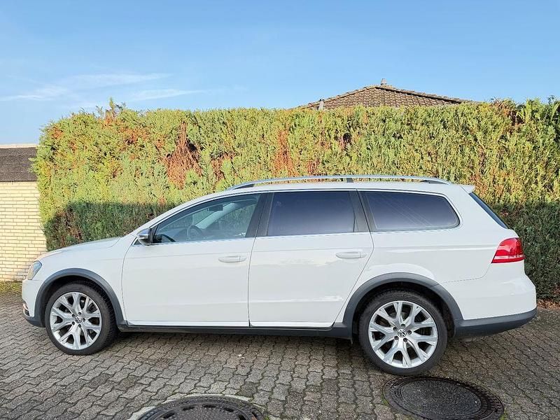 Weiß Gebraucht 2012 VW Passat Alltrack Kombi | 6.999 € (Guter Preis) - Bild 1/4