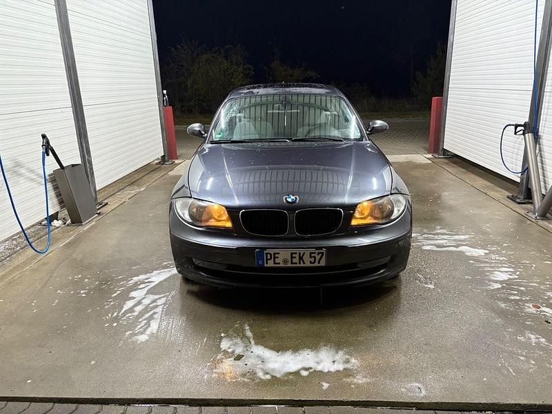 Grau Gebraucht 2008 BMW 118 Kleinwagen | 3.499 € (Fairer Preis) - Bild 1/4