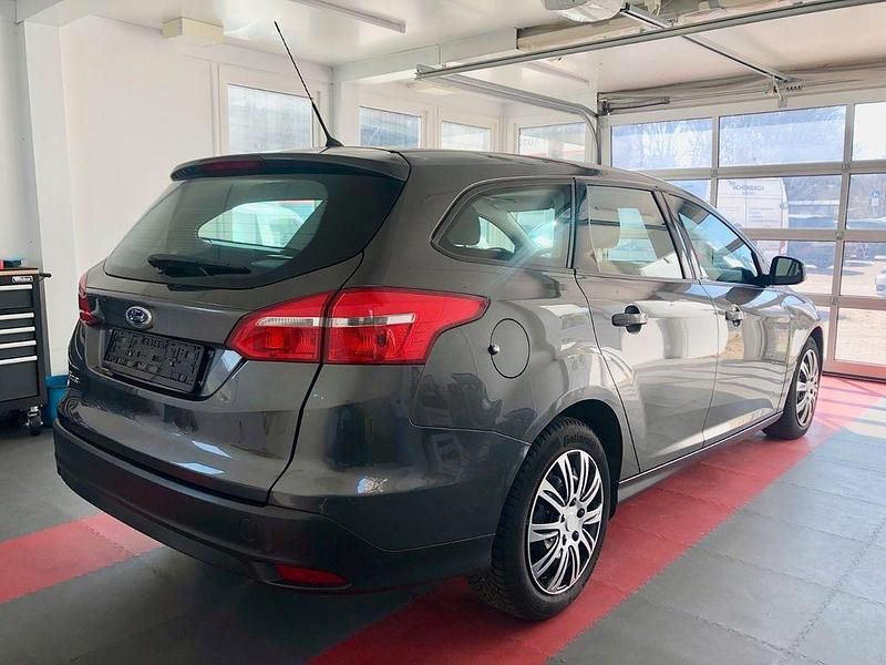 Gebraucht Ford Focus Trend 120 PS (88 kW) 2016 Grau Limousine