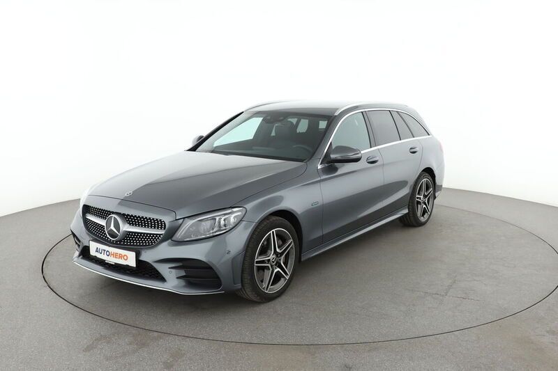 Grau Gebraucht 2021 Mercedes C300 AMG line Kombi | 29.950 € - Bild 1/4