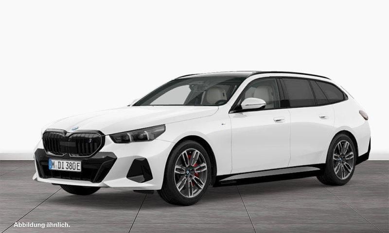 Weiß Gebraucht 2024 BMW i5 M Sport Kombi | 66.912 € - Bild 1/3