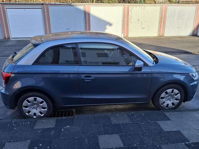 Blau Gebraucht 2017 Audi A1 Limousine | 9.500 € (Guter Preis) - Bild 1/4