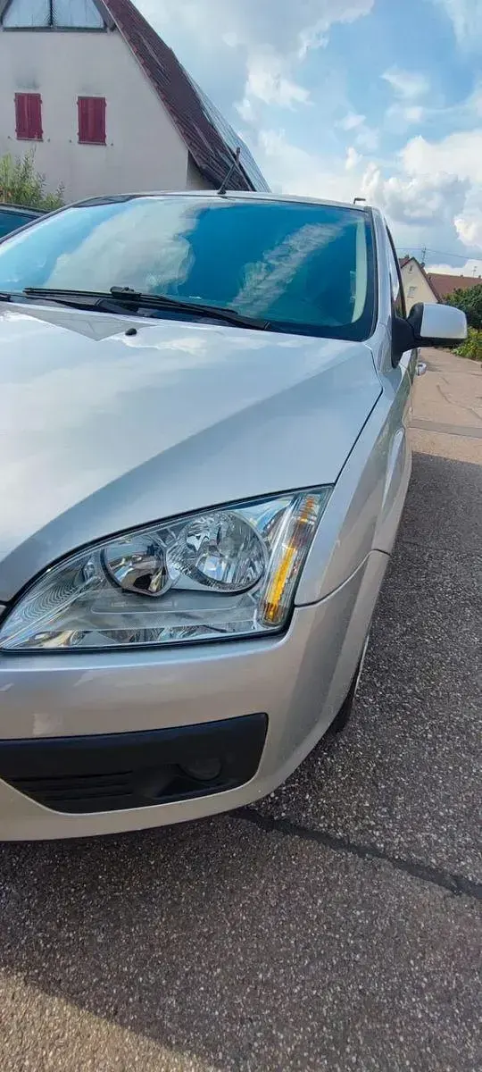 Gebraucht Ford Focus Ghia 116 PS (85 kW) 2005 Silber Limousine