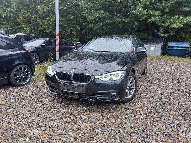 Schwarz ii/bonnet fluid black Gebraucht 2019 BMW 318 Advantage Kombi | 15.999 € (Guter Preis) - Bild 1/4
