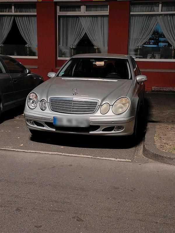 Silber Gebraucht 2003 Mercedes E220 Limousine | 2.990 € (Teuer) - Bild 1/4
