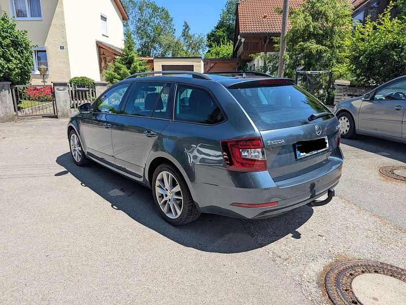 Grau Gebraucht 2019 Skoda Octavia Clever Kombi | 18.700 € (Fairer Preis) - Bild 1/4