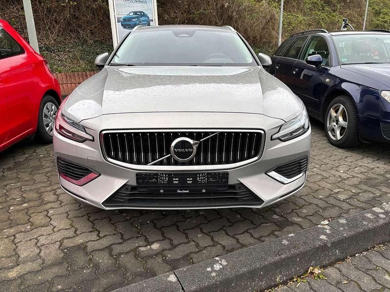 Gebraucht Volvo V60 Core 253 PS (186 kW) 2022 Grau Kombi