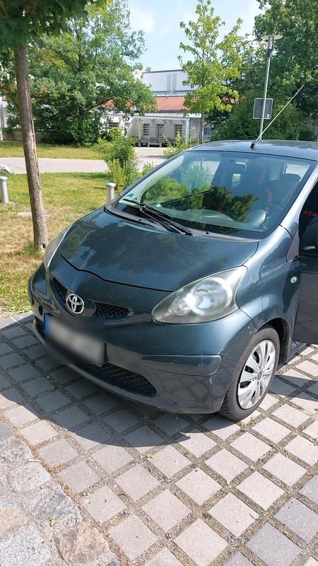 Grau Gebraucht 2005 Toyota Aygo Kleinwagen | 1.350 € (Fairer Preis) - Bild 1/4