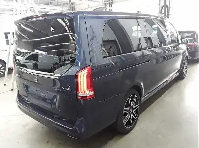 Gebraucht Mercedes V300 Avantgarde Edition 237 PS (174 kW) 2024 Blau Van / Kleinbus